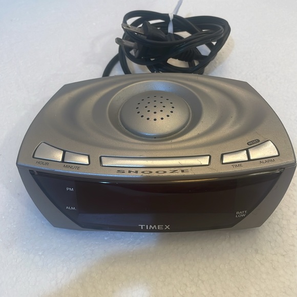 Working Timex LED alarm clock bedside radio T110T plug-in with battery back up - Picture 2 of 10